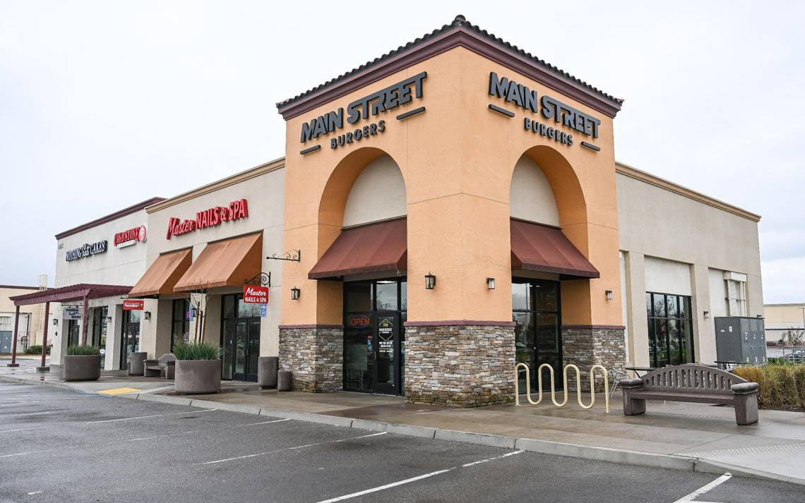 Main Street Burgers is the new locally owned burger place that moved into the former Wayback Burgers location at the Marketplace at El Paseo in northwest Fresno. CRAIG KOHLRUSS ckohlruss@fresnobee.com